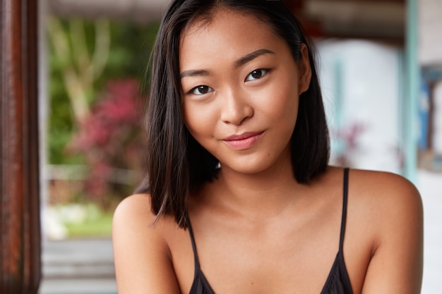 Foto gratuita hermoso retrato de mujer china con peinado bobbed, posa en una acogedora habitación