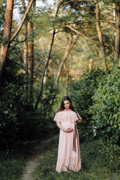 Hermoso retrato de mujer embarazada