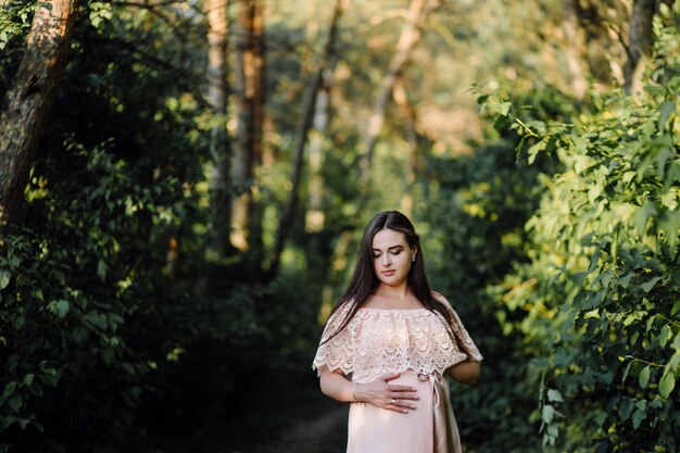 Hermoso retrato de mujer embarazada