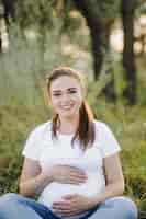 Foto gratuita hermoso retrato de mujer embarazada