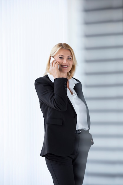 Foto gratuita hermoso retrato de mujer de negocios