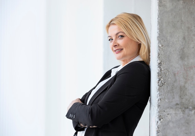 Foto gratuita hermoso retrato de mujer de negocios