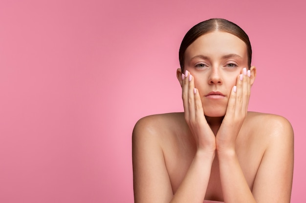 Hermoso retrato de mujer en rosa