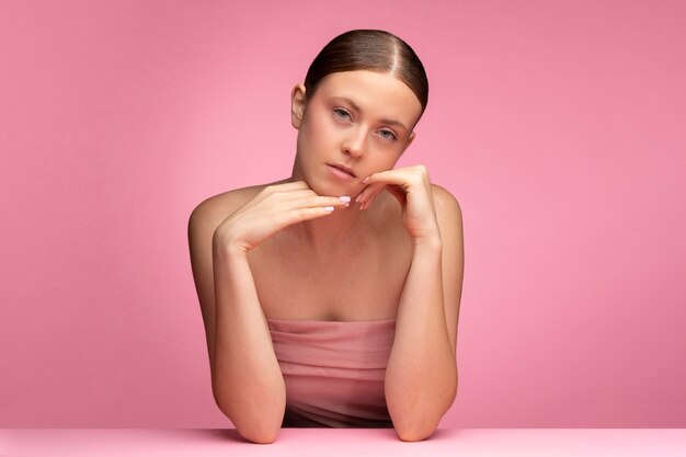 Hermoso retrato de mujer en rosa