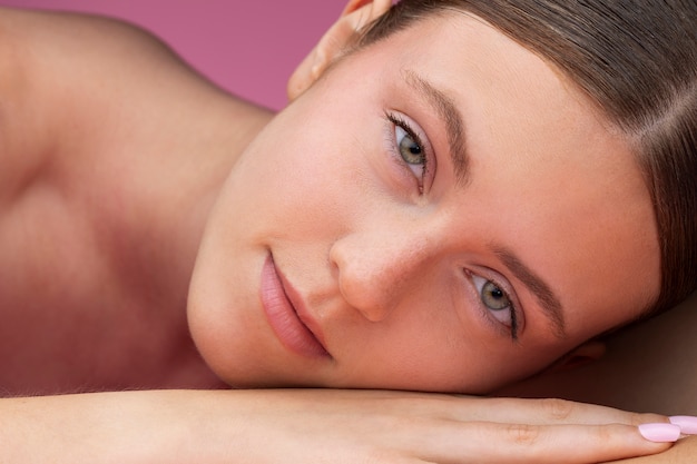 Hermoso retrato de mujer en rosa