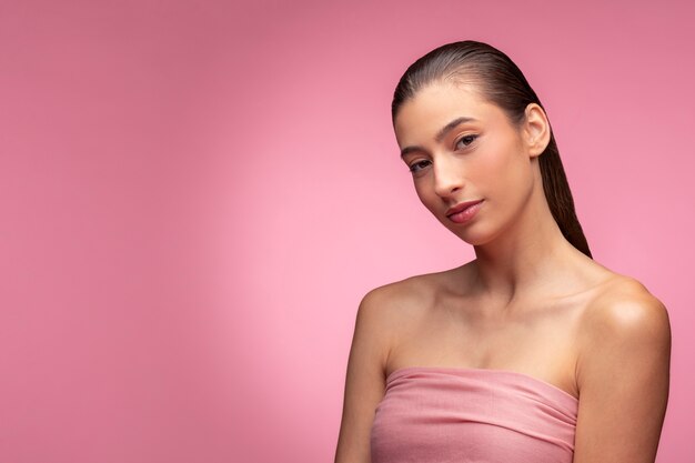 Hermoso retrato de mujer en rosa