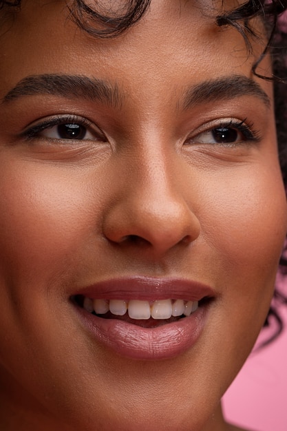 Foto gratuita hermoso retrato de mujer en rosa