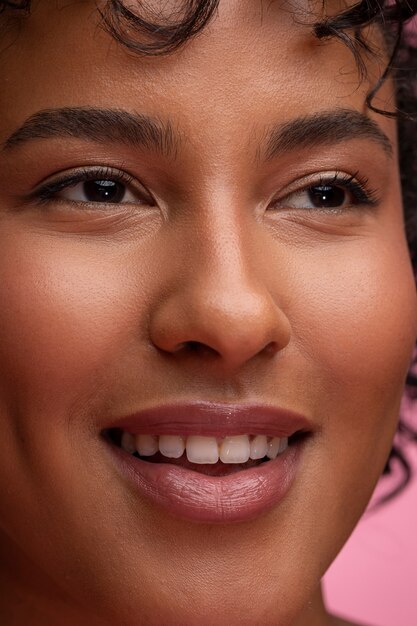 Hermoso retrato de mujer en rosa