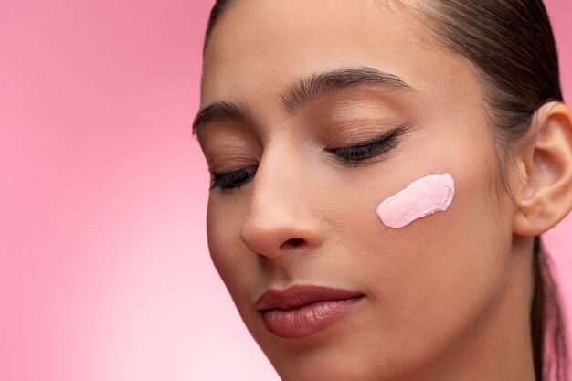 Hermoso retrato de mujer en rosa