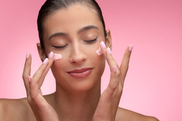 Foto gratuita hermoso retrato de mujer en rosa