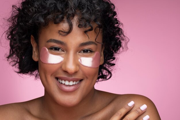 Hermoso retrato de mujer en rosa