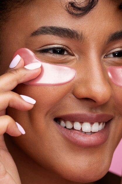 Hermoso retrato de mujer en rosa