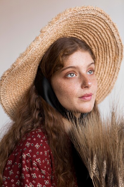 Hermoso retrato de mujer con sombrero de paja