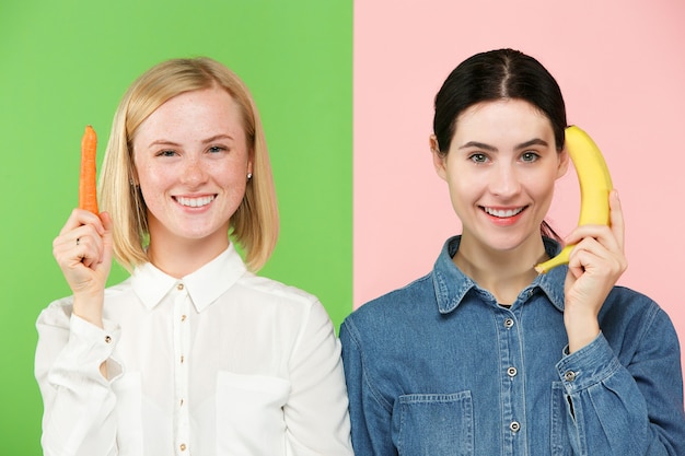 Hermoso retrato de primer plano de mujeres jóvenes con frutas y verduras