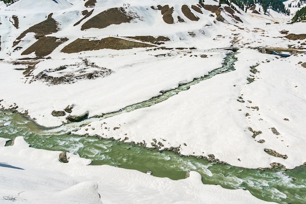 Hermoso río y las montañas cubiertas de nieve paisaje estado de Cachemira, India.