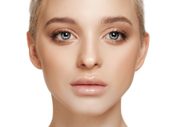 hermoso rostro femenino. piel perfecta y limpia de la cara en blanco.