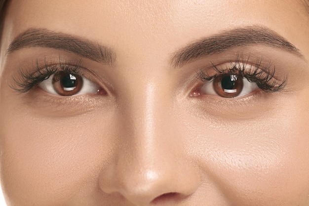 El hermoso rostro femenino. La piel perfecta y limpia del rostro en blanco. La belleza, cuidado, piel, tratamiento, salud, spa, concepto cosmético