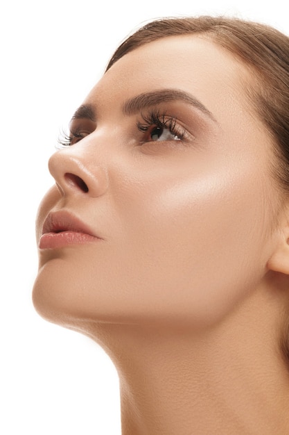 El hermoso rostro femenino. la piel perfecta y limpia rostro en blanco. la belleza, cuidado, piel, tratamiento, salud, spa, concepto cosmético Foto Gratis