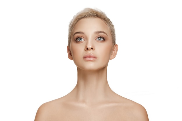 El hermoso rostro femenino. La piel perfecta y limpia del rostro en blanco. La belleza, cuidado, piel, tratamiento, salud, spa, concepto cosmético