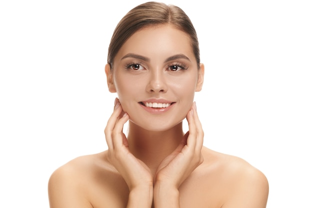 El hermoso rostro femenino. La piel perfecta y limpia del rostro en blanco. La belleza, cuidado, piel, tratamiento, salud, spa, concepto cosmético