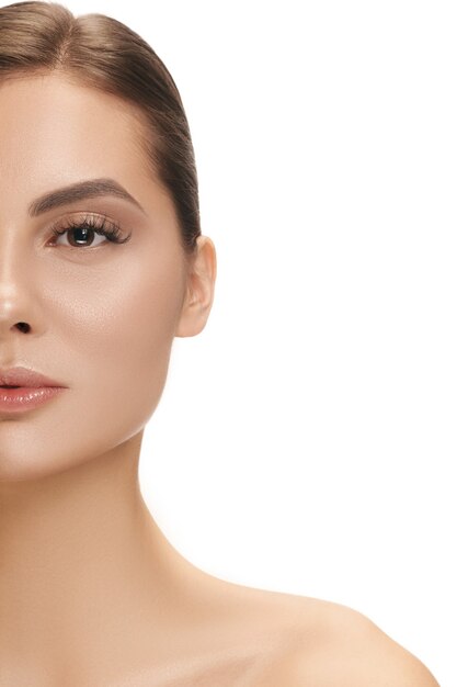 El hermoso rostro femenino. La piel perfecta y limpia del rostro en blanco. La belleza, cuidado, piel, tratamiento, salud, spa, concepto cosmético