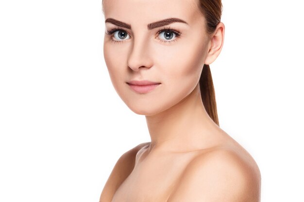 Hermoso rostro de mujer joven con piel limpia y fresca de cerca aislado en blanco. Retrato de belleza. Piel fresca perfecta. Modelo de pura belleza. Concepto de juventud y cuidado de la piel