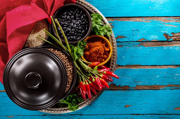 Hermoso Sabroso Apetitosos Ingredientes Especias Comestibles Red Chilli Pepper Black Bowls para cocinar Cocina saludable.