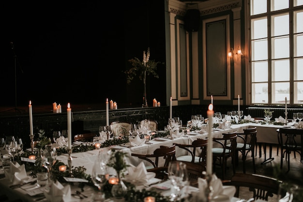 Hermoso salón de recepción de bodas con una mesa de lujo decorada