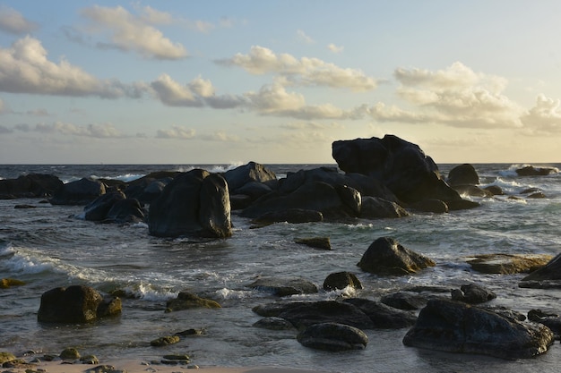 Hermoso sol brillando sobre las rocas en Aruba.