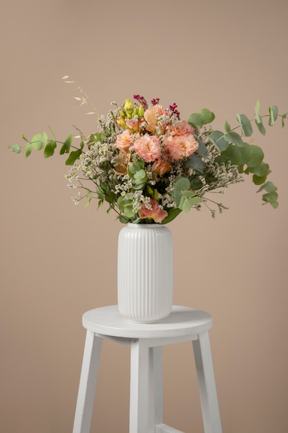 Foto gratuita hermoso surtido de flores boho en silla