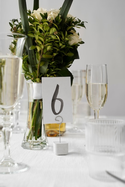 Hermoso surtido de mesa de boda con flores.