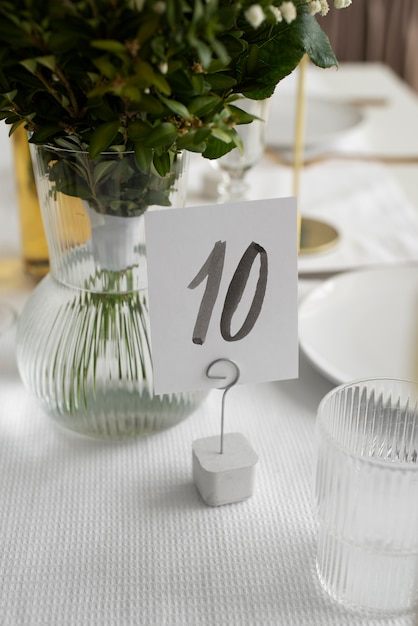 Hermoso surtido de mesa de boda con plantas.