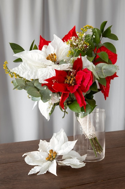 Hermoso surtido de poinsettia rojo y blanco