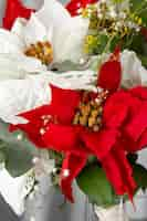 Foto gratuita hermoso surtido de poinsettia rojo y blanco