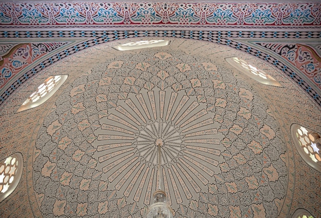 Hermoso techo en una mezquita musulmana, ornamento islámico tradicional islámico de cerca.