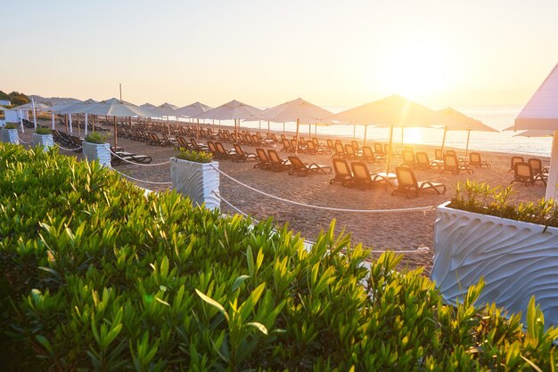 Hermoso terraplén para caminar y hacer deporte en Amara Dolce Vita Luxury Hotel. Alanya Turquía.