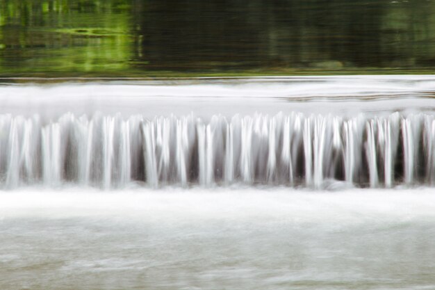 Hermoso tiro de agua que fluye hacia abajo en un río
