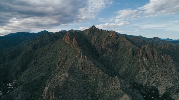 Hermoso tiro de altas montañas en Armenia con cielo nublado