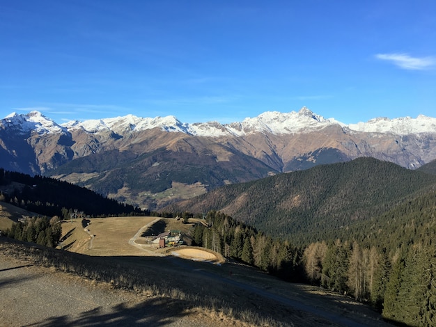 Hermoso tiro de alto ángulo de un paisaje montañoso bajo el cielo despejado