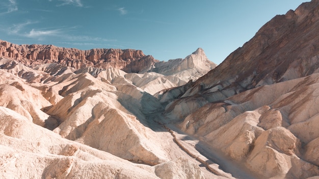 Hermoso tiro ancho del cañón de piedra blanca