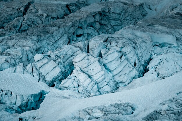 Hermoso tiro ancho de glaciares blancos helados