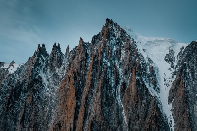 Hermoso tiro ancho de glaciares Ruth cubiertos de nieve