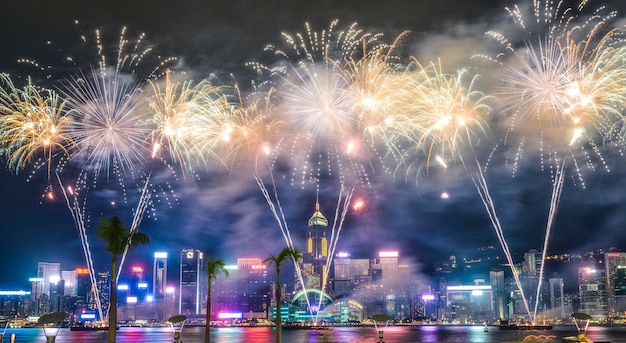 Hermoso tiro ancho de impresionantes fuegos artificiales en el cielo nocturno durante las vacaciones en la ciudad