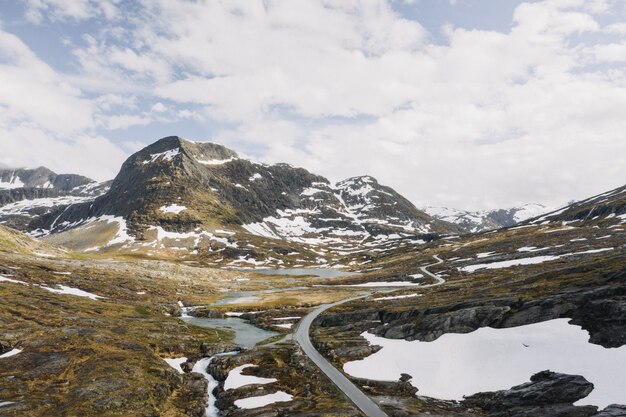 Hermoso tiro ancho de montañas llenas de nieve rodeadas de pequeños lagos