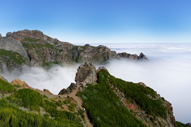 Hermoso tiro ancho de montañas verdes y nubes blancas de niebla