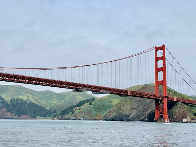 Hermoso tiro ancho del puente Golden Gate en San Francisco