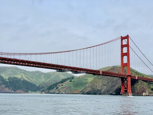 Hermoso tiro ancho del puente Golden Gate en San Francisco