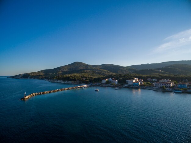 Hermoso tiro de ángulo alto de una playa en Lesbos, Grecia