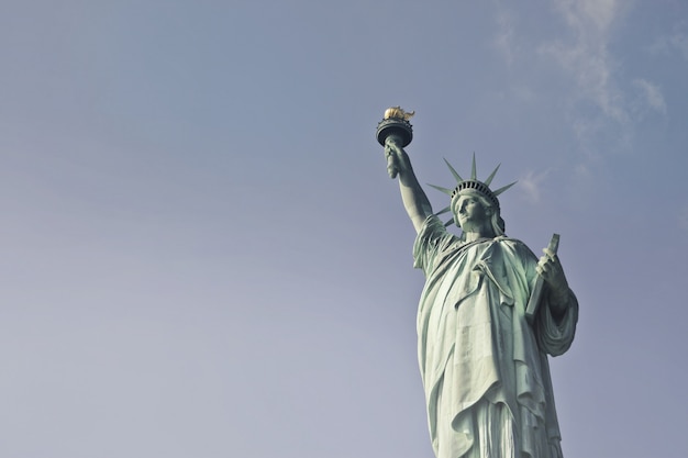 Foto gratuita hermoso tiro de ángulo bajo de la estatua de la libertad durante el día en nueva york