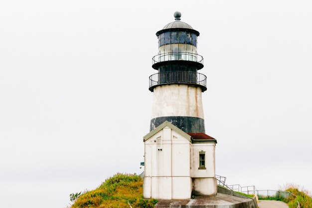 Hermoso tiro de ángulo bajo del histórico faro de decepción del Cabo